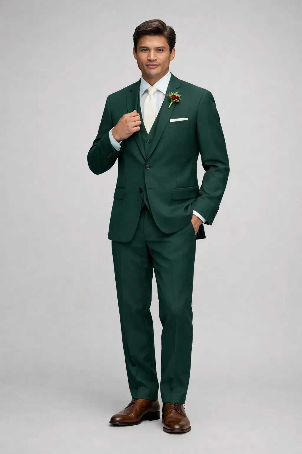Traje verde botella tres piezas con corbata marfil y boutonniere, con un mano en el bolsillo y otra agarrando el cuello, cuerpo completo — Masculino.do