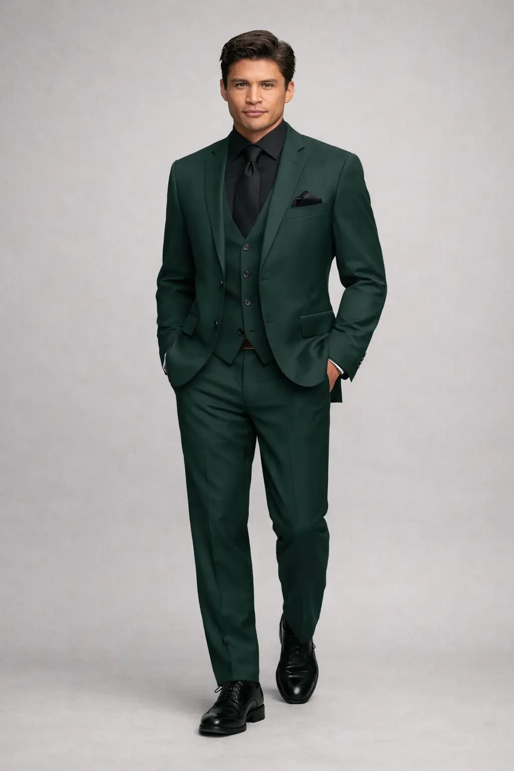 Traje verde botella tres piezas en versión moderna con camisa negra y corbata negra, cuerpo completo — Masculino.do