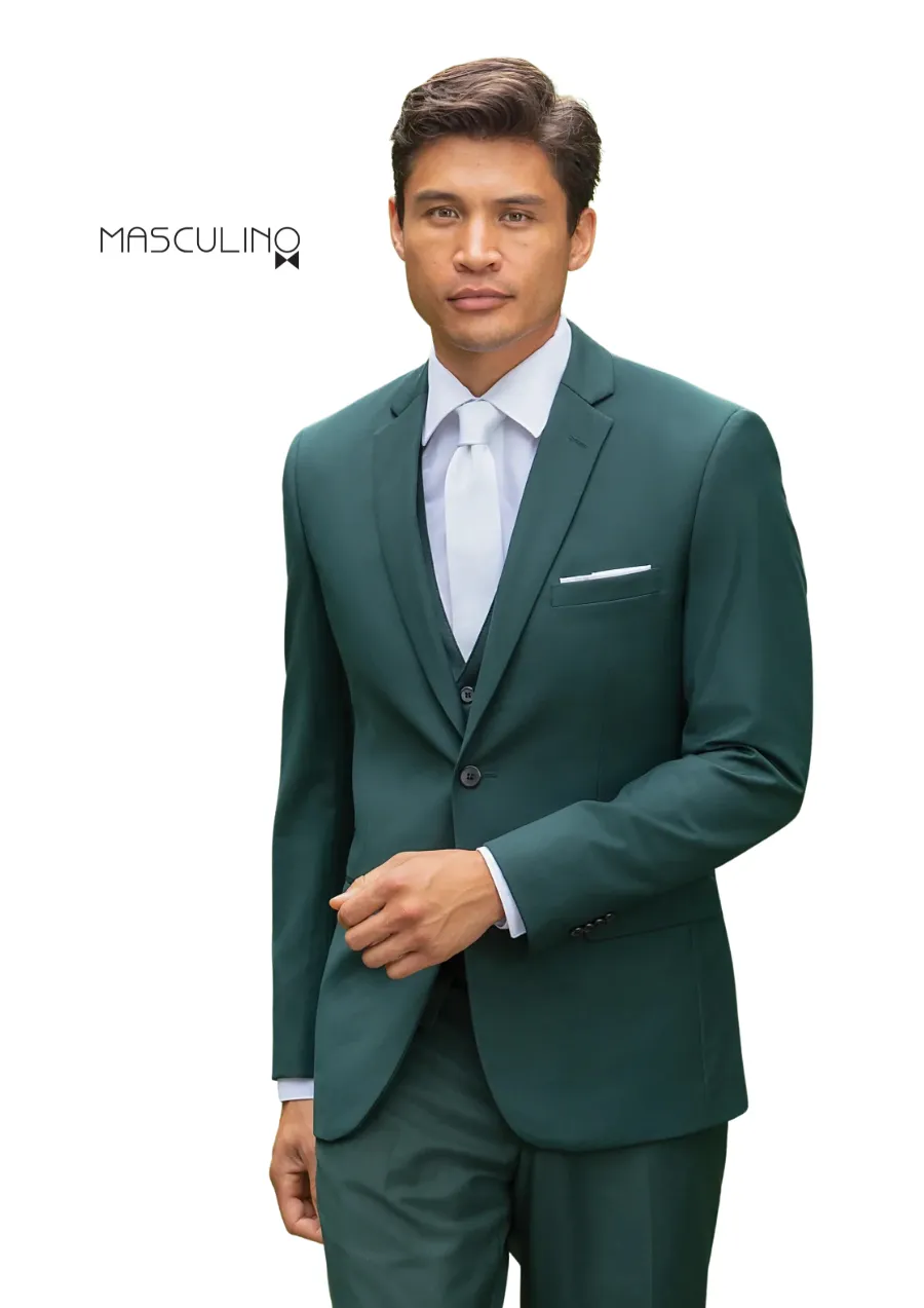 Traje verde esmeralda de tres piezas con chaleco, solapa notch, corbata gris claro y pañuelo blanco, medio cuerpo fondo blanco, logo Masculino.do — renta para novios