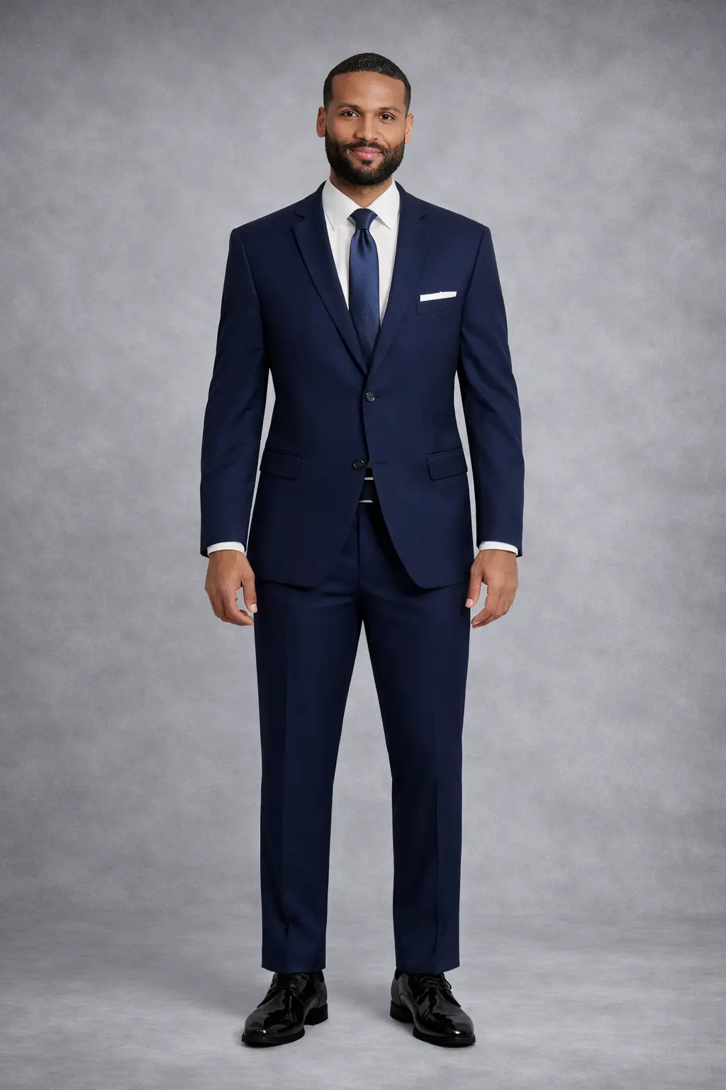 Hombre con suit azul navy de dos piezas, camisa blanca, corbata navy y zapatos oxford negros de charol — look formal frontal cuerpo completo fondo gris — Masculino.do