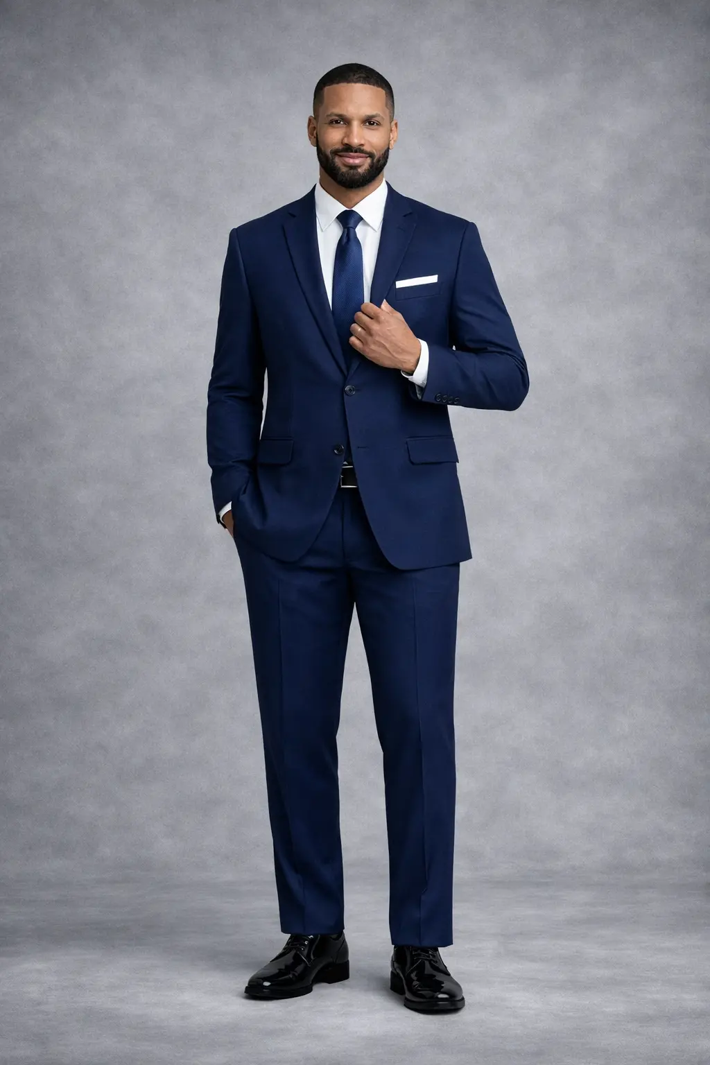 Suit azul navy de dos piezas con solapa notch, camisa blanca, corbata navy y zapatos negros de charol — look formal masculino cuerpo completo fondo gris — Masculino.do
