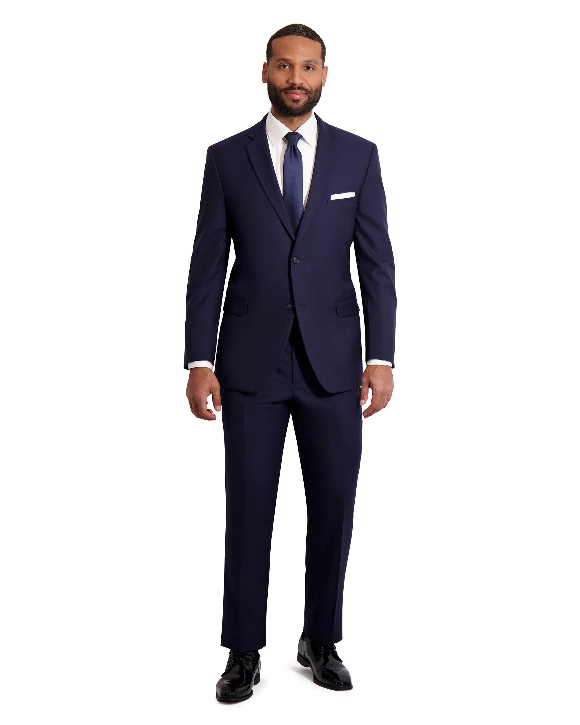 Traje navy blue en lana Super 120 con solapa notch, corbata azul marino, pañuelo blanco y zapatos de charol, cuerpo completo fondo blanco — venta y renta en Masculino.do