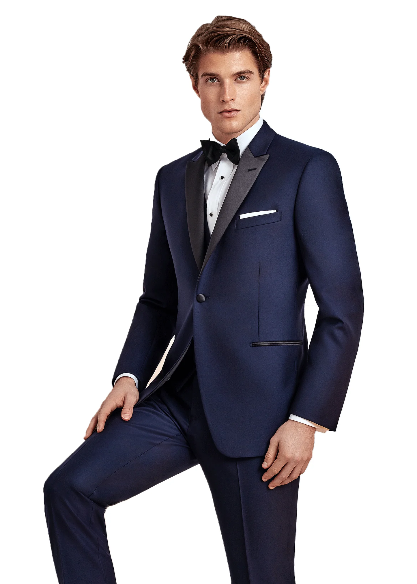 Tuxedo navy slim fit con solapa peak en satín negro italiano, corbatín negro, pañuelo blanco y bolsillos ribeteados, pose dinámica fondo blanco — venta y renta en Masculino.do