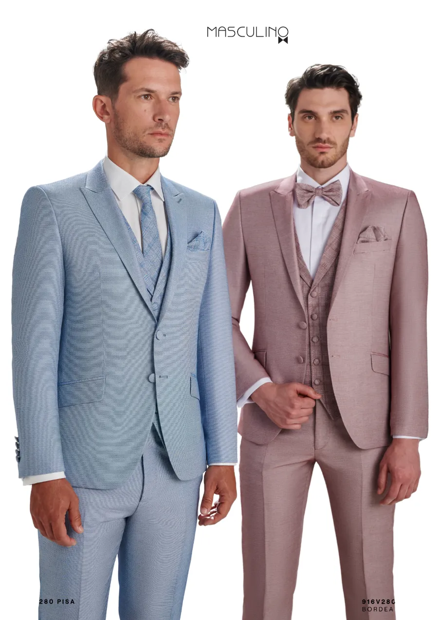 Dos trajes de novio en lana Super 160: modelo Pisa en celeste con chaleco y corbata a juego, y modelo Bordeaux en rosa empolvado con chaleco texturizado y corbatín, logo Masculino.do — alquiler para novios