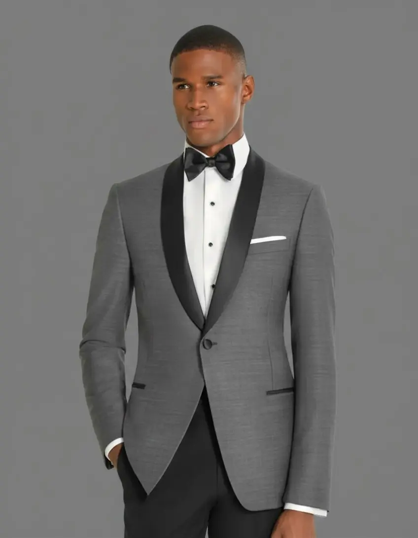Tuxedo gris acero con solapa chal en satín negro, camisa blanca y corbatín, primer plano de medio cuerpo — Masculino.do