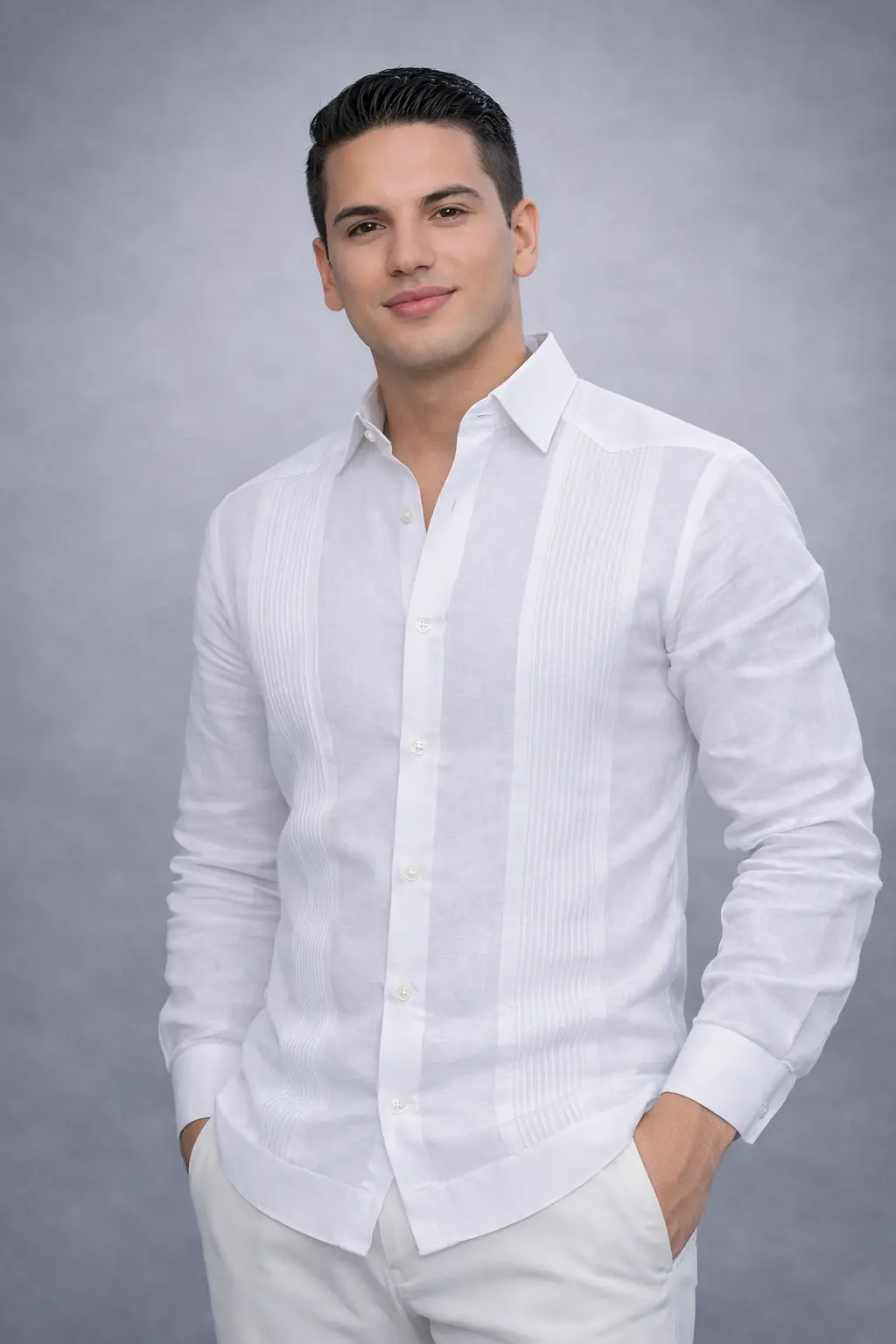 Hombre con chacabana blanca de lino sin bolsillo, alforzas verticales en el pecho, cuello camisero y manga larga, look casual elegante