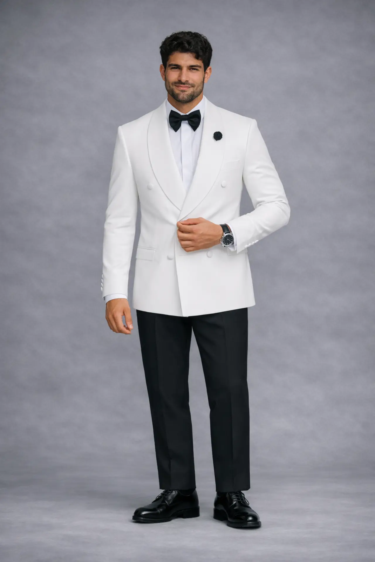 Dinner jacket blanco cruzado con solapa shawl tonal, corbatín negro, boutonnière negro y pantalón negro, cuerpo completo fondo gris — Masculino.do