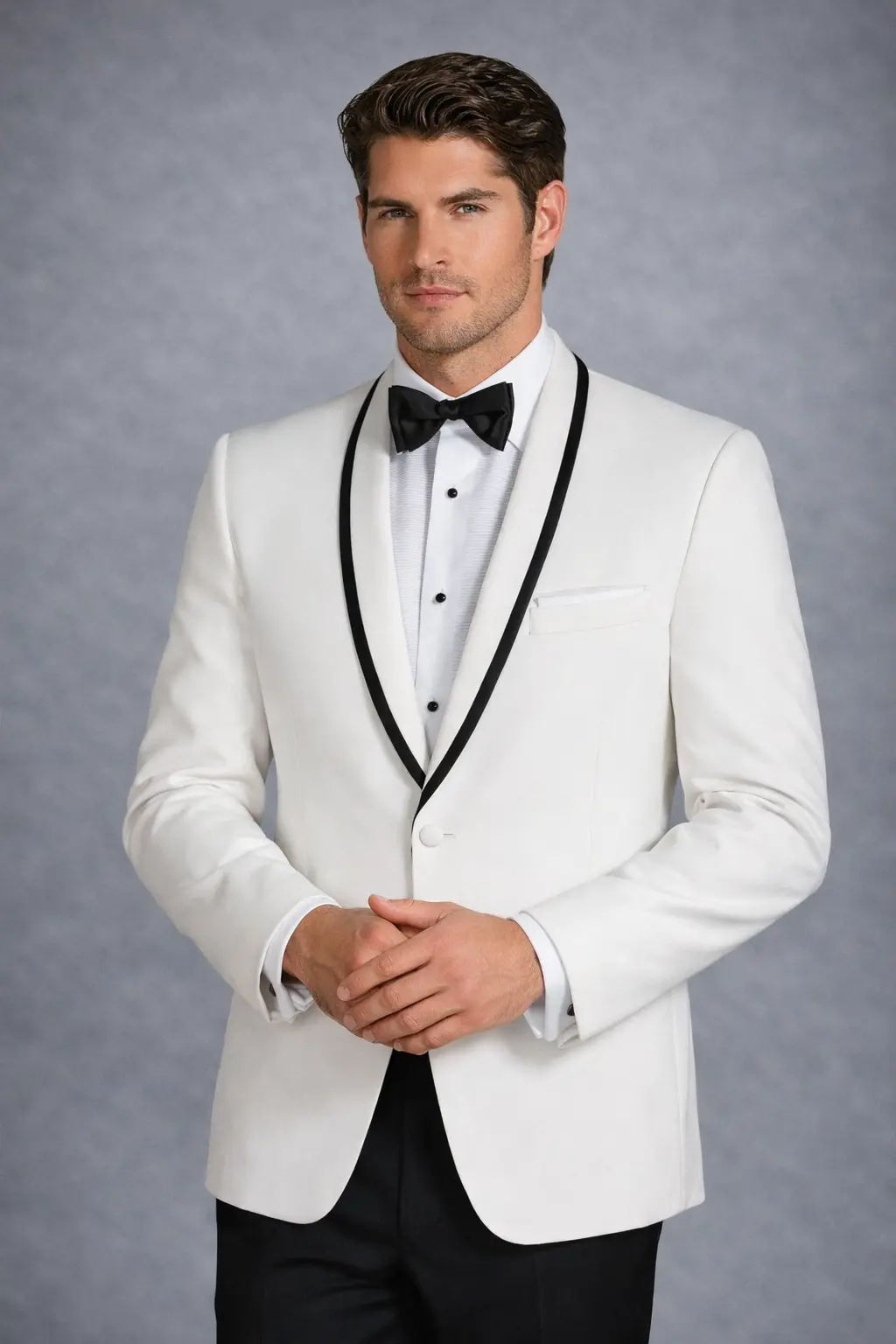 Esmoquin blanco, etiqueta tropical, con solapa chal y bordillo negro mate, camisa con botones negros y corbatín, pantalón negro, medio cuerpo — Masculino.do