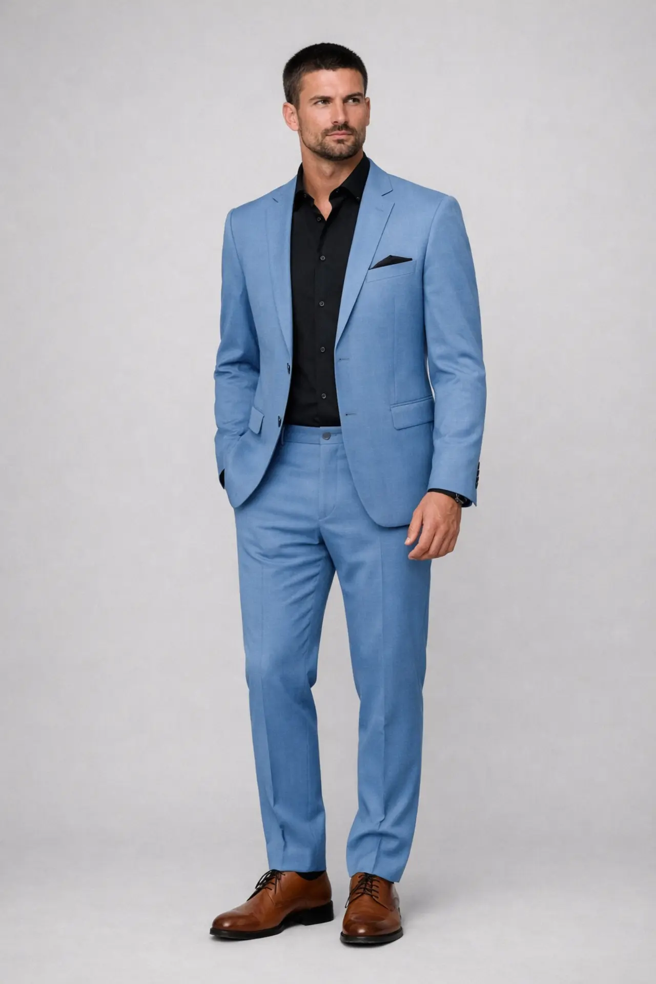 Traje azul cielo sin chaleco con camisa negra, pañuelo oscuro y zapatos café, look contemporáneo cuerpo completo — Masculino.do