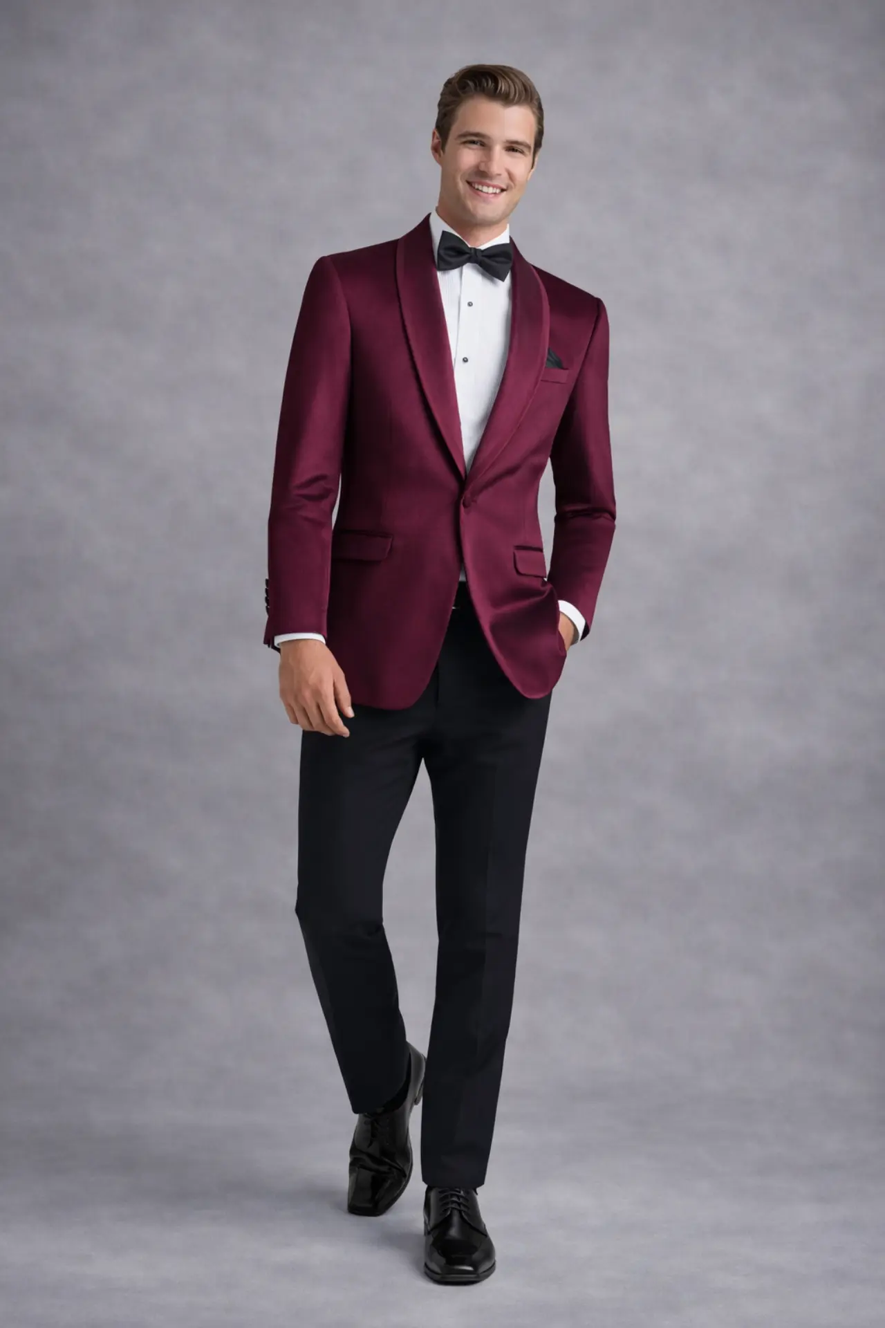 Tuxedo velvet color vino con solapa shawl, camisa blanca, corbatín negro y pantalón negro, cuerpo completo fondo gris — Masculino.do