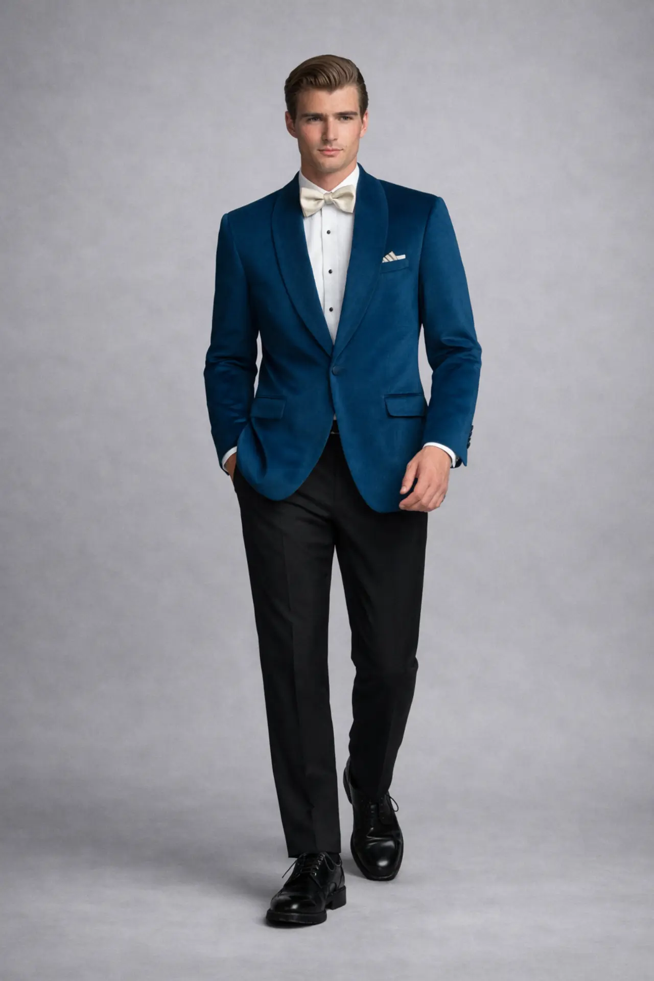 Tuxedo velvet azul petróleo con solapa shawl, corbatín marfil y pañuelo blanco, pose dinámica cuerpo completo — Masculino.do