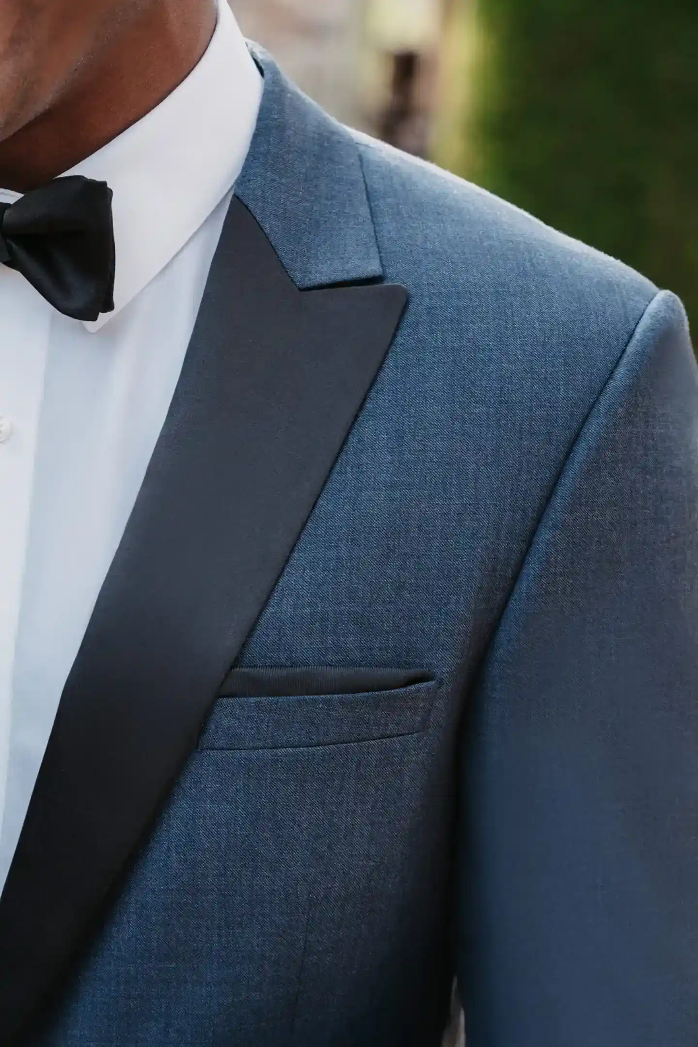 Tuxedo navy de hombre en tejido denim con solapa peak en satín negro italiano, corte slim fit, disponible en renta y venta en Masculino.do