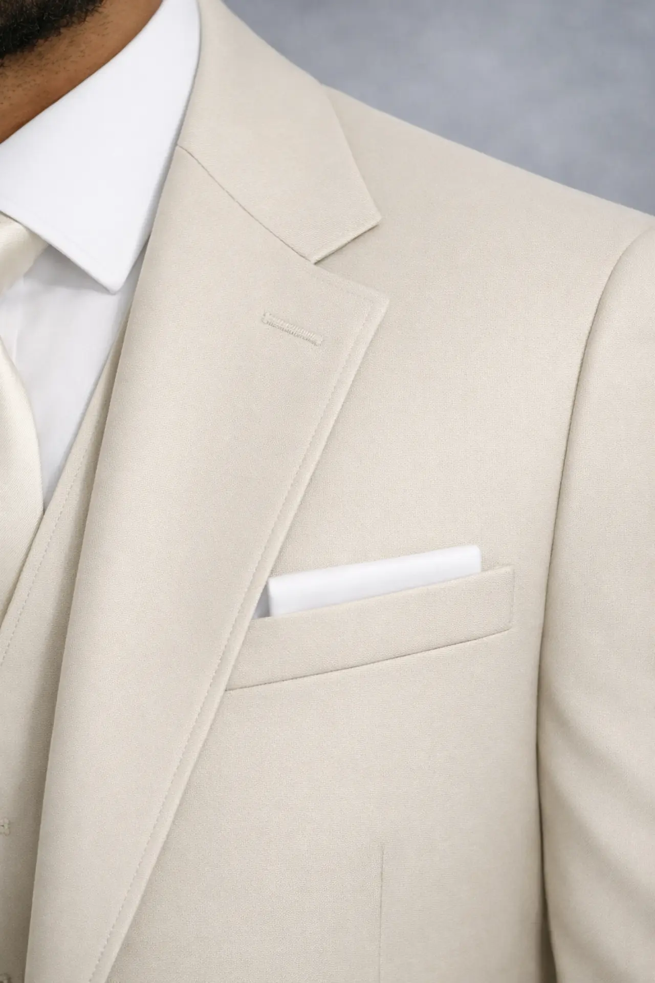 Detalle traje crema (tan) — renta para novios y cortejos en Masculino.do