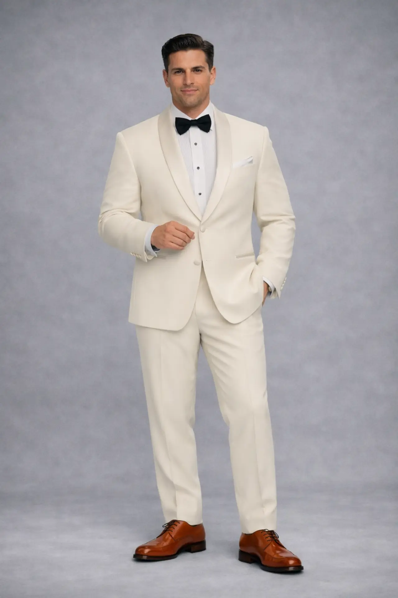 Esmoquin ivory total con solapa shawl en satín, corbatín negro, pantalón ivory y zapatos café, look monocromático cuerpo completo — Masculino.do