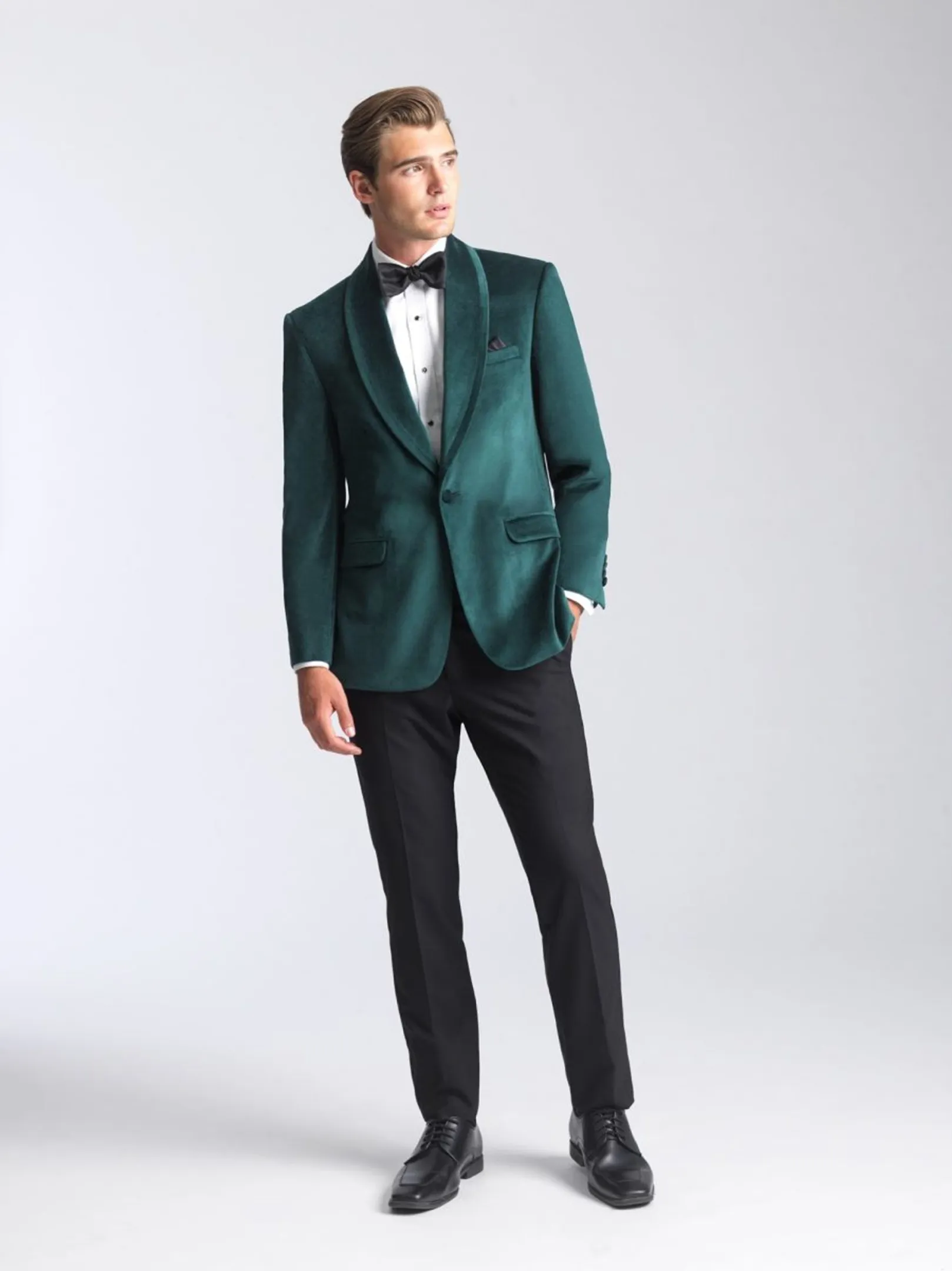 Esmoquin de hombre en tejido velvet con cierre de un solo botón, corte moderno y elegante, disponible en varios colores en Masculino.do