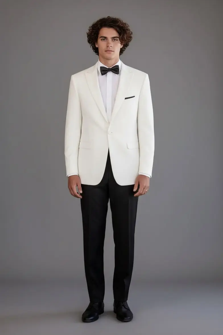 Esmoquin marfil solapa peak ribeteada en negro, camisa blanca, corbatín negro, cuerpo completo — Masculino.do