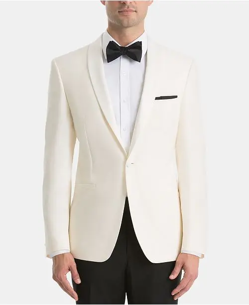 Detalle de esmoquin ivory con solapa shawl en satín, corbatín negro y pañuelo negro, primer plano del torso — Masculino.do