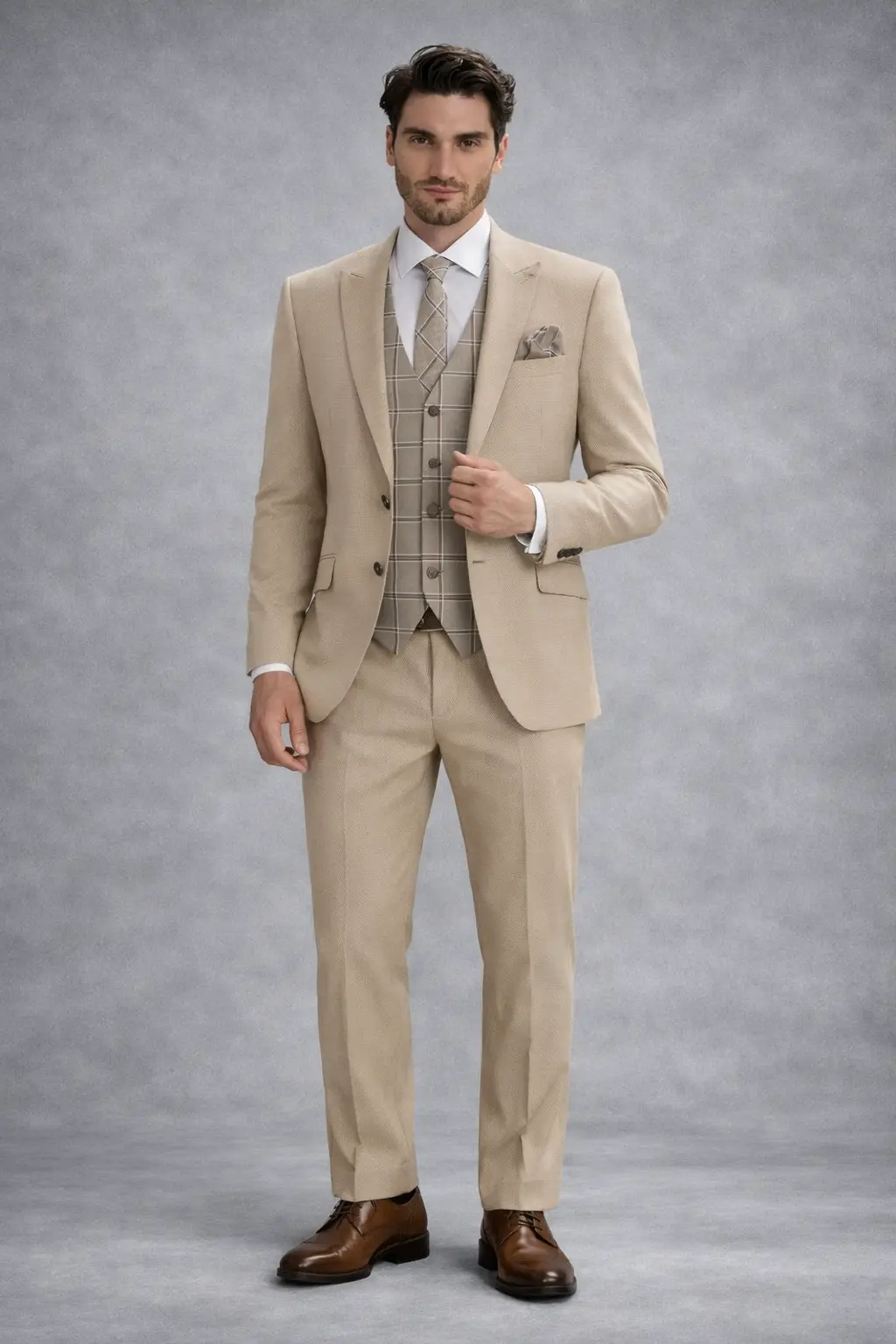 Traje beige tres piezas con chaleco a cuadros, ajustando la solapa, zapatos marrones de cuero — Masculino.do