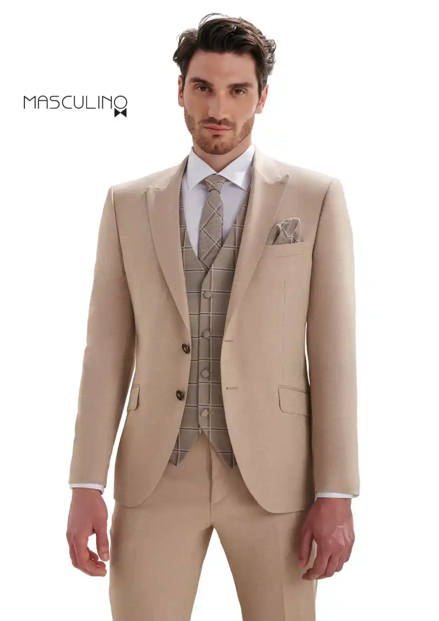 Traje de novio salmón modelo Ferdinand de tres piezas con chaleco a cuadros, corbata y pañuelo a juego, solapa peak — renta para novios