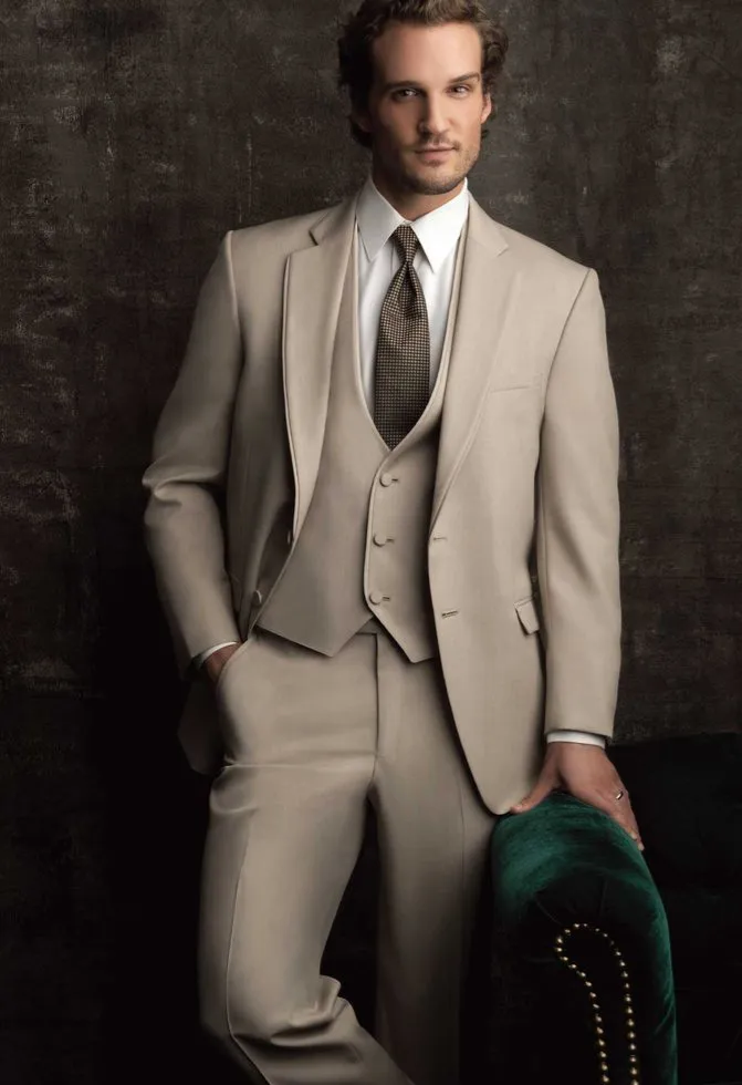 Hombre vistiendo de Masculino Formale. Traje baige.