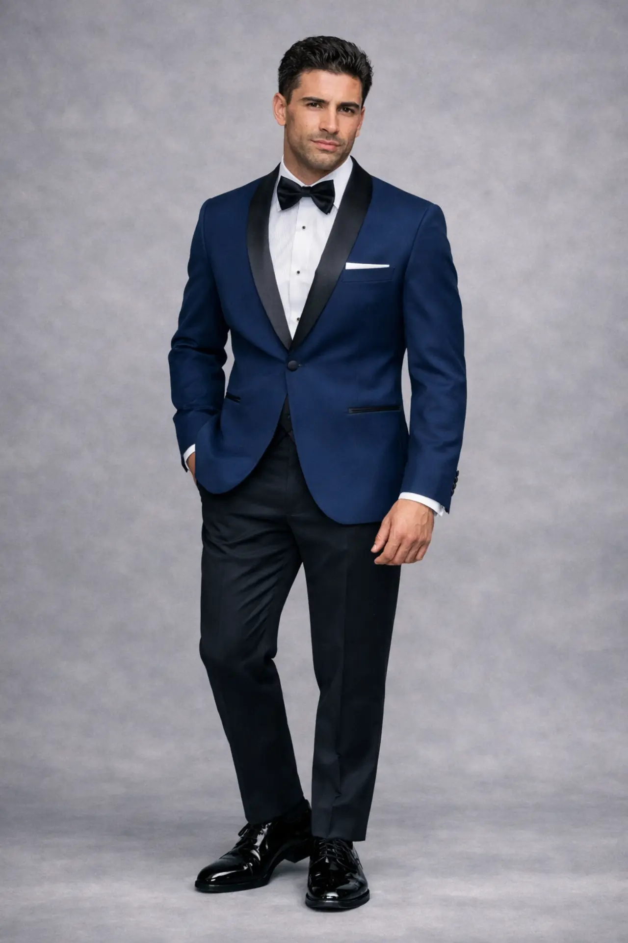 Tuxedo navy con solapa shawl en satín negro, corbatín negro y zapatos de charol, pose frontal cuerpo completo — Masculino.do