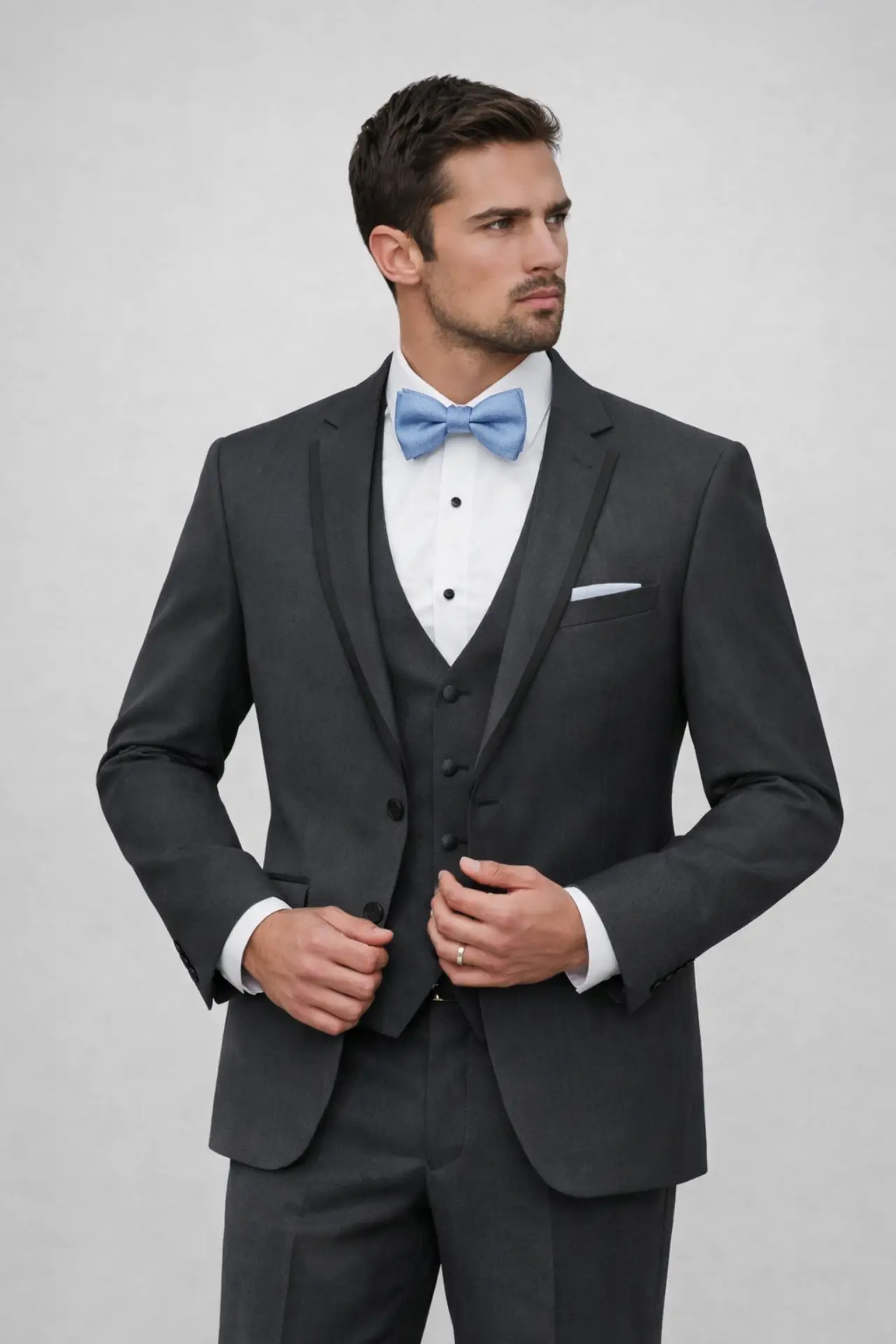 Tuxedo Madison James Graphite gris charcoal con solapa notch satín, chaleco tono sobre tono, corbatín azul cielo y pañuelo blanco — look de novio primer plano fondo blanco — Masculino.do