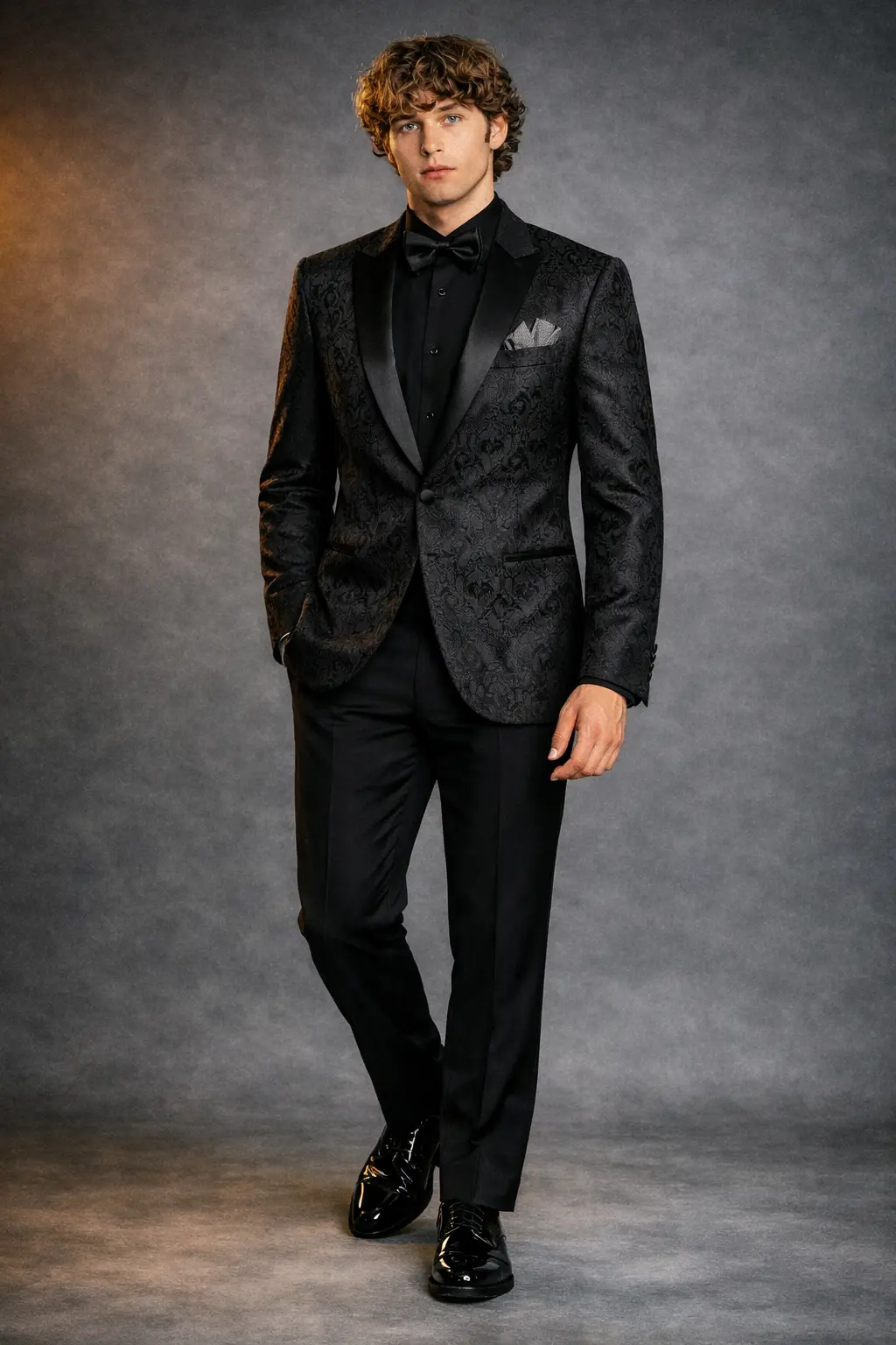Tuxedo negro brocado paisley con solapa peak en satín, camisa negra, corbatín negro y pañuelo gris, look total black cuerpo completo — Masculino.do