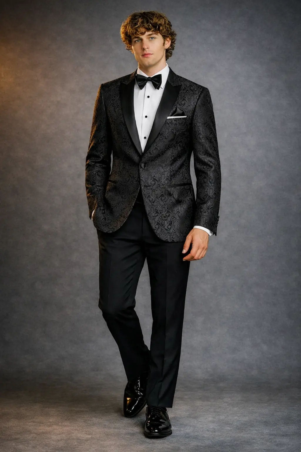 Tuxedo negro brocado paisley con solapa peak en satín, camisa negra, corbatín negro y pañuelo gris, look total black cuerpo completo — Masculino.do