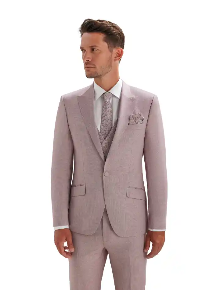 Traje de tres piezas rosa empolvado en tejido portugués con solapa peak, chaleco estampado, corbata y pañuelo a juego, fondo blanco — Masculino.do