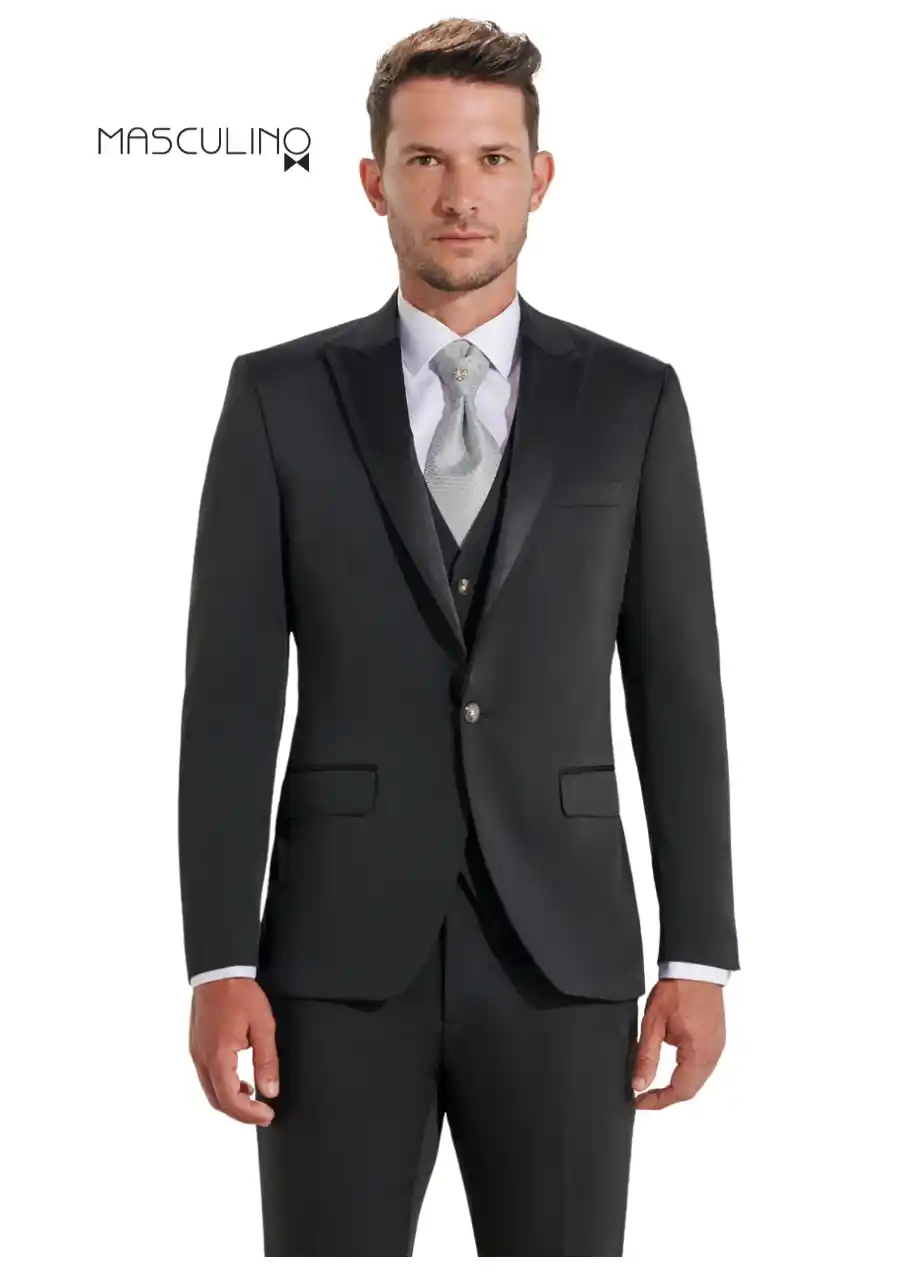 Traje de tres piezas gris oscuro en tejido portugués con solapa peak satinada tono sobre tono, chaleco y corbata plateada, logo Masculino.do