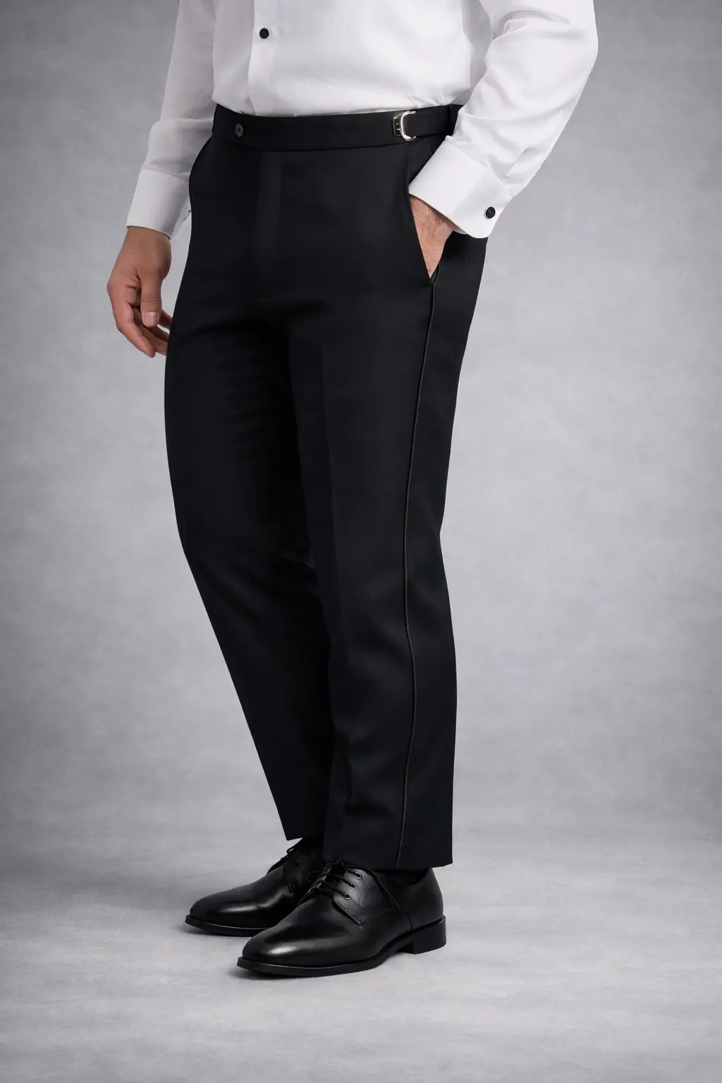 Pantalón negro de esmoquin con franja lateral satinada, corte slim y cintura ajustable, combinado con camisa blanca y zapatos oxford negros — complemento formal para tuxedo — Masculino.do