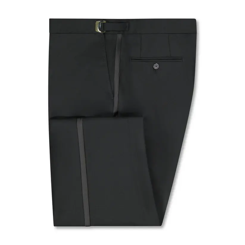 Pantalón de esmoquin negro doblado con franja de satín lateral, hebilla ajustadora en cintura y bolsillo trasero con botón — Masculino.do