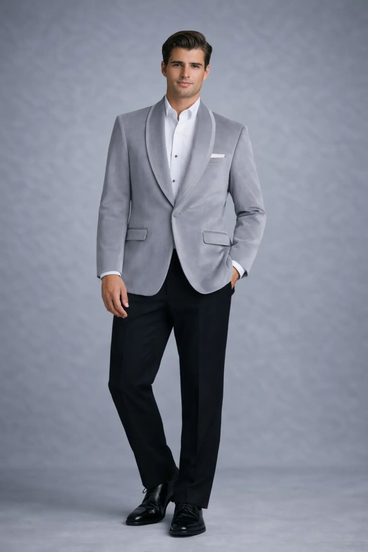 Esmoquin velvet gris plata con solapa shawl, camisa blanca, corbatín estampado oscuro, pañuelo de bolsillo y pantalón negro, cuerpo completo — Masculino.do