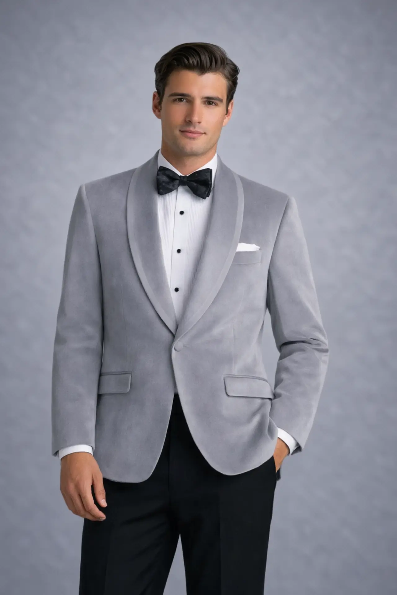 Esmoquin velvet gris plata con solapa shawl, camisa blanca, corbatín estampado oscuro, pañuelo de bolsillo y pantalón negro, cuerpo medio cuerpo — Masculino.do