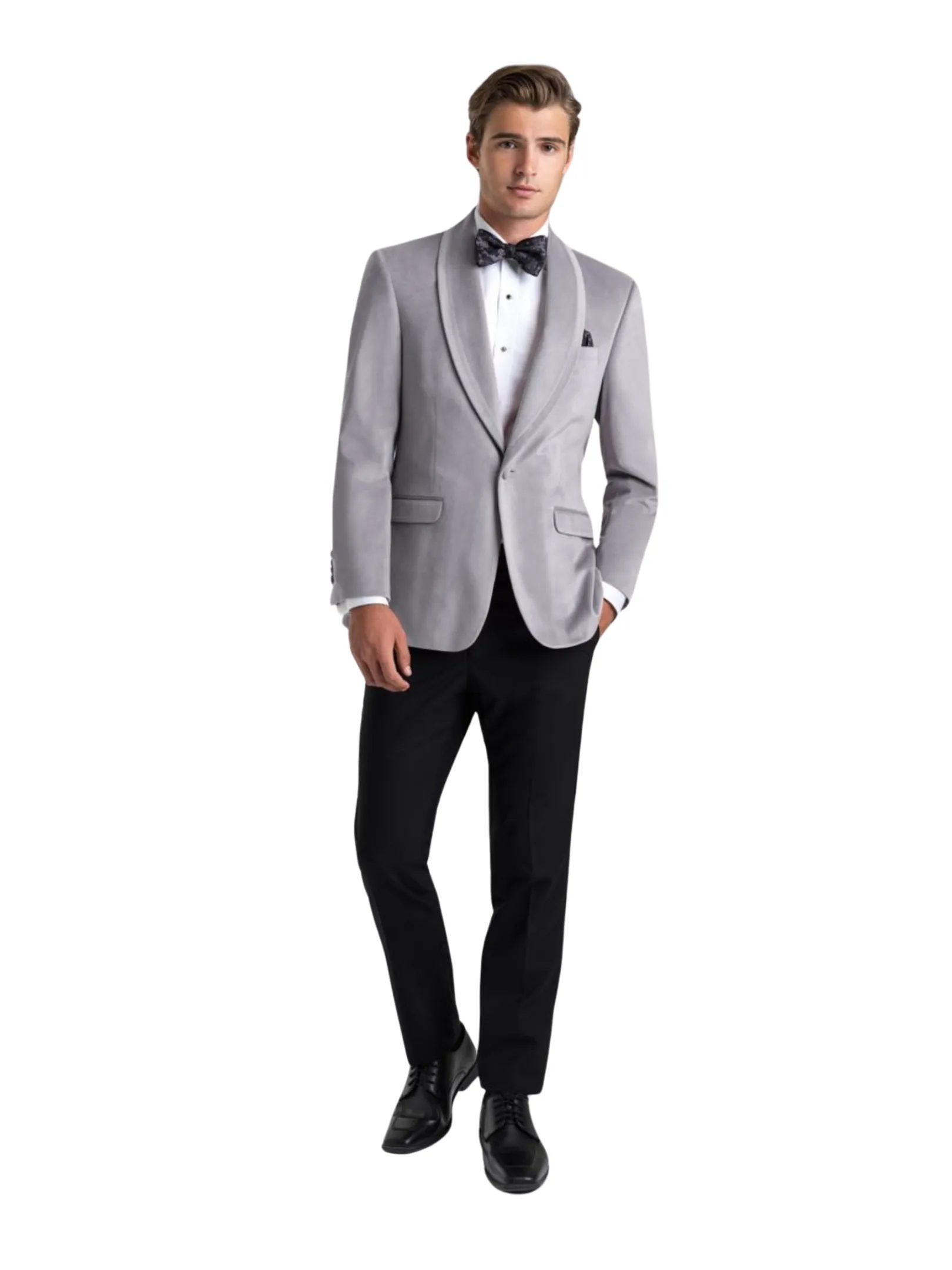 Esmoquin velvet gris plata con solapa shawl, camisa blanca, corbatín estampado oscuro, pañuelo de bolsillo y pantalón negro, cuerpo completo fondo blanco — Masculino.do