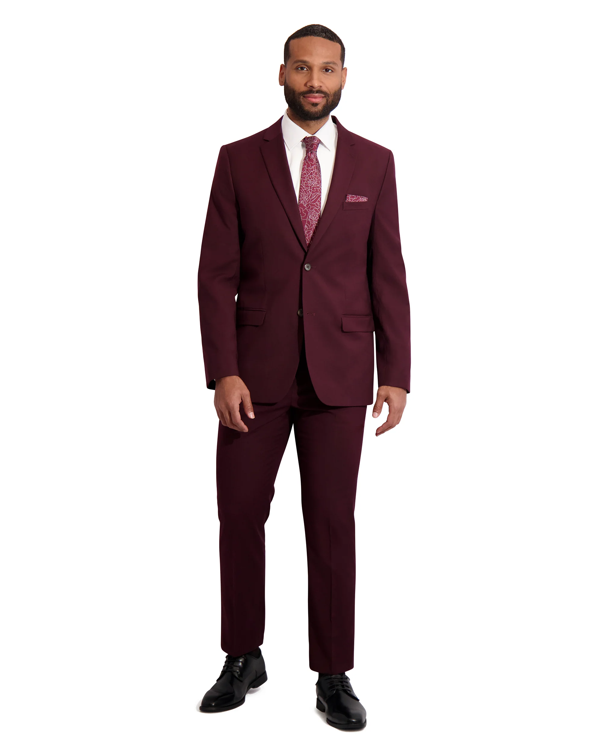 Traje color vino (burgundy) de cuerpo completo con solapa notch, corbata estampada floral, pañuelo de bolsillo a juego y zapatos negros, fondo blanco — renta en Masculino.do