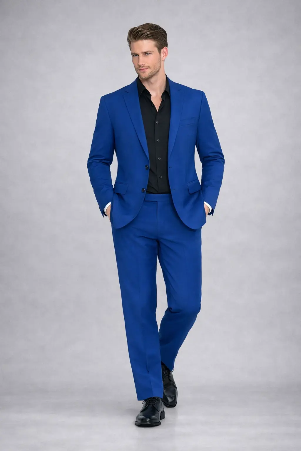 Traje azul rey slim fit con camisa negra sin corbata, caminando, cuerpo completo — Masculino.do