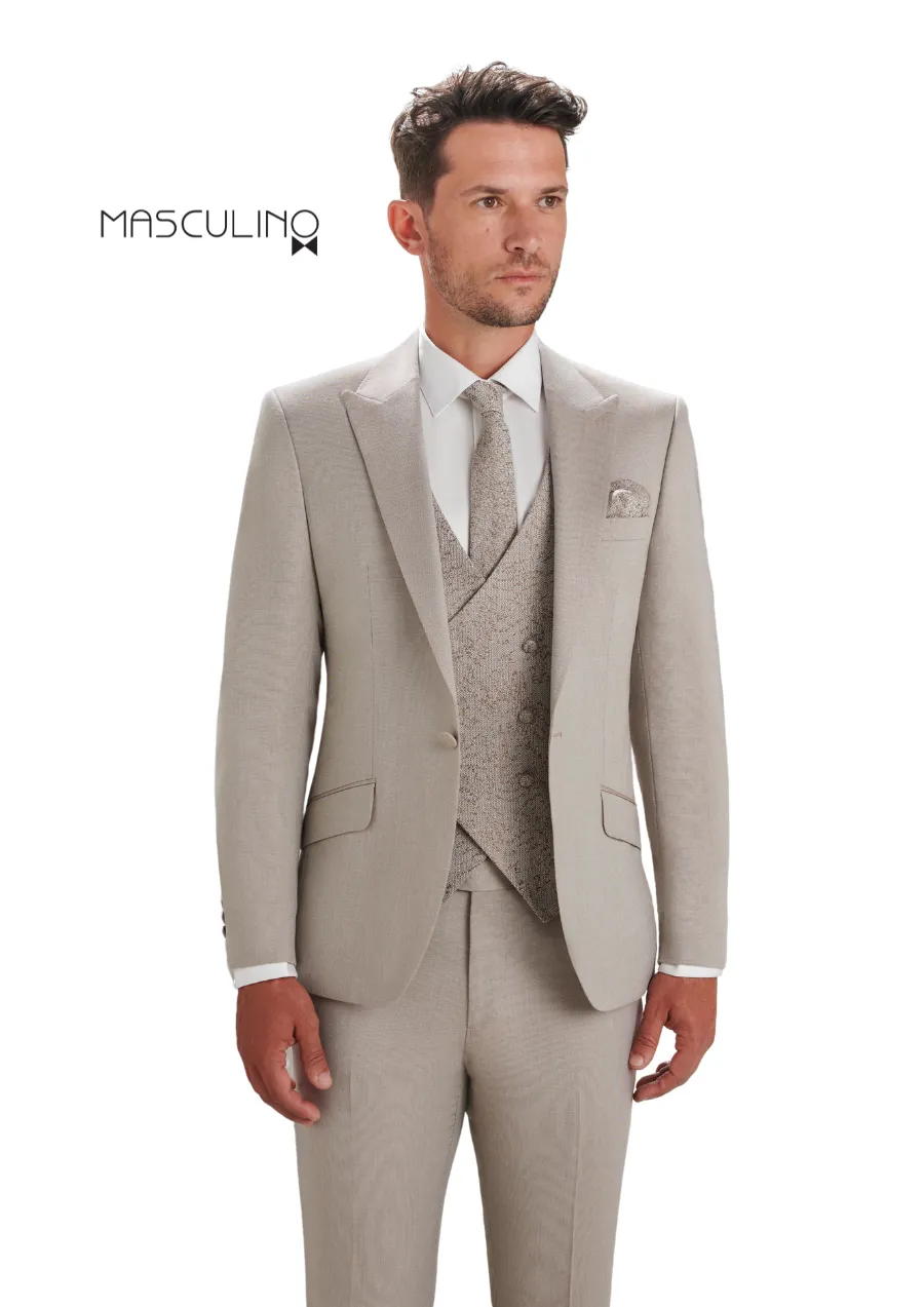 Traje color crema (tan) de tres piezas con chaleco cruzado texturizado, corbata a juego, solapa peak y pañuelo de bolsillo, logo Masculino.do — renta para novios