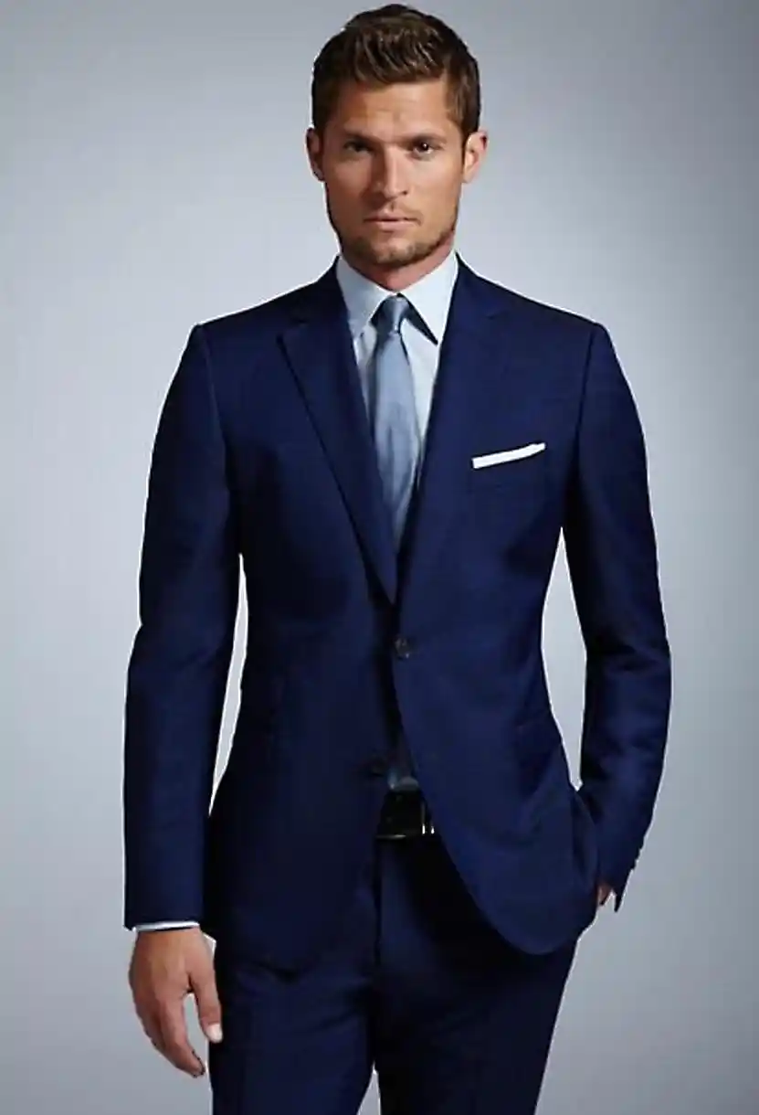 Traje azul zafiro slim fit con solapa peak, camisa celeste, corbata gris claro y pañuelo blanco, medio cuerpo — Masculino.do