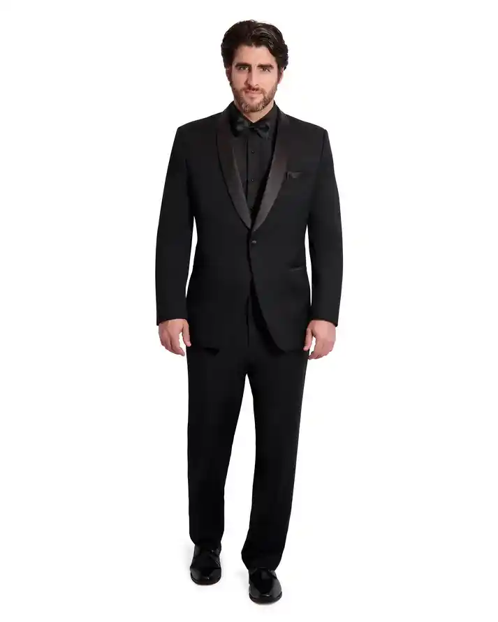 Esmoquin total black de cuerpo completo con solapa shawl en satín, camisa negra, corbatín negro y zapatos de charol, fondo blanco — venta y renta en Masculino.do