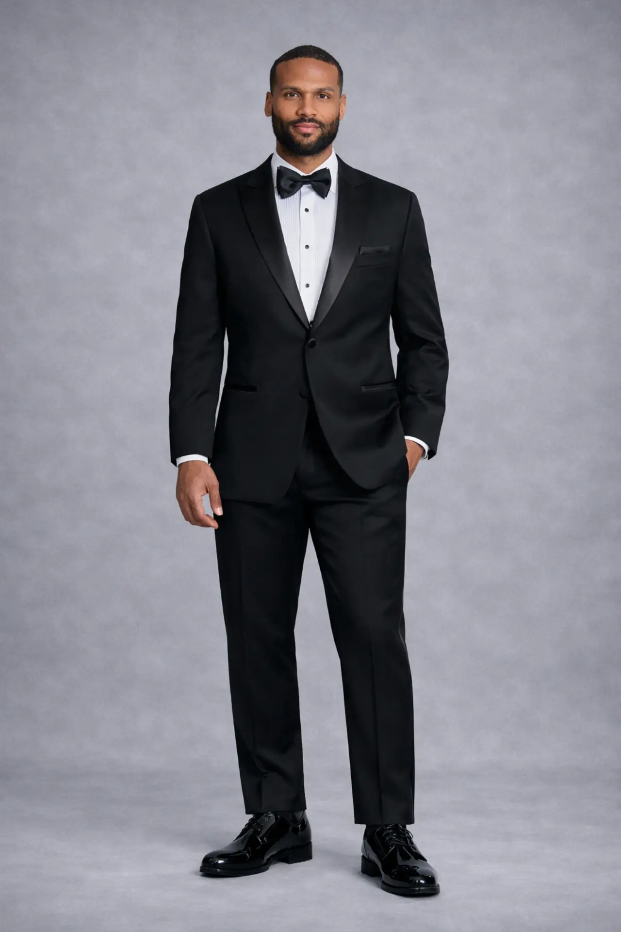 Esmoquin negro total black de cuerpo completo con solapa peak satinada, camisa negra, corbatín negro y zapatos de charol — venta y renta en Masculino.do