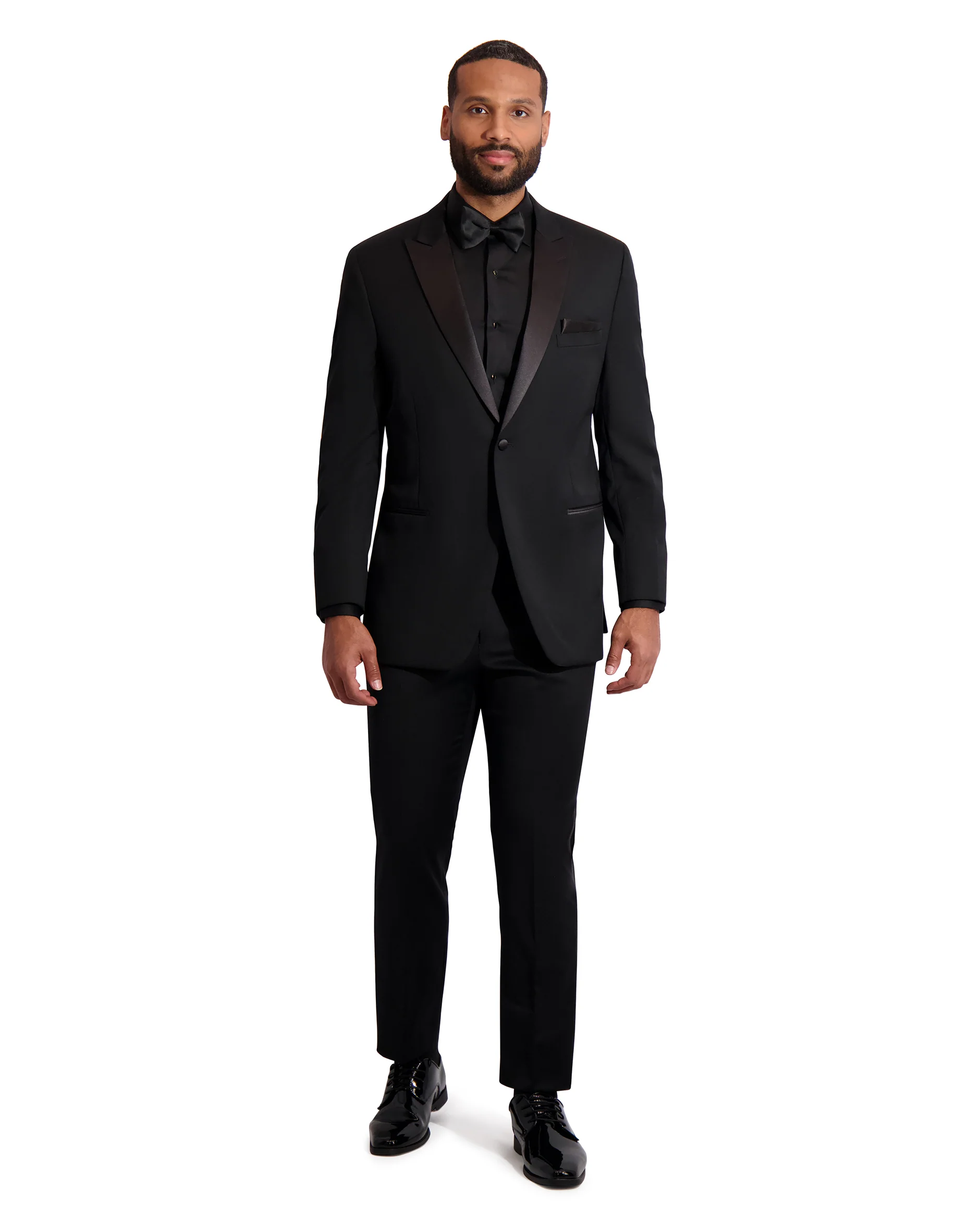 Esmoquin negro total black de cuerpo completo con solapa peak satinada, camisa negra, corbatín negro y zapatos de charol — venta y renta en Masculino.do