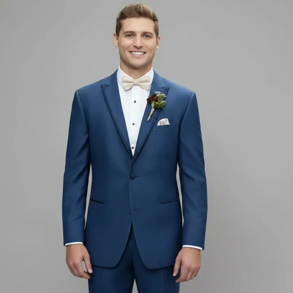 Traje azul marino con solapa peak, corbatín blanco, pañuelo blanco y boutonnière floral, medio cuerpo fondo gris — alquiler completo en Masculino.do