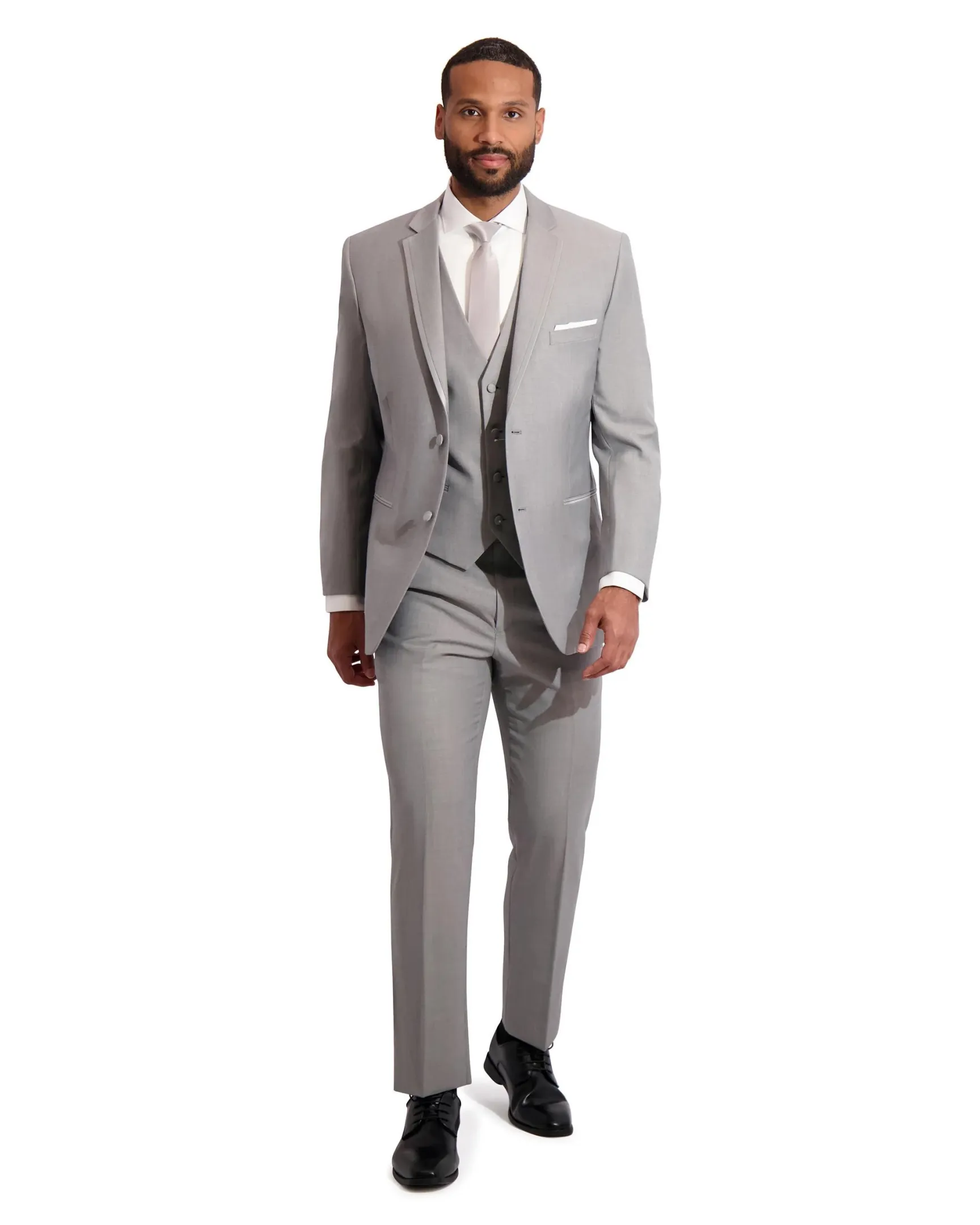 Traje gris claro de tres piezas con chaleco, solapa notch, corbata plateada y pañuelo blanco, cuerpo completo sobre fondo blanco — Masculino.do