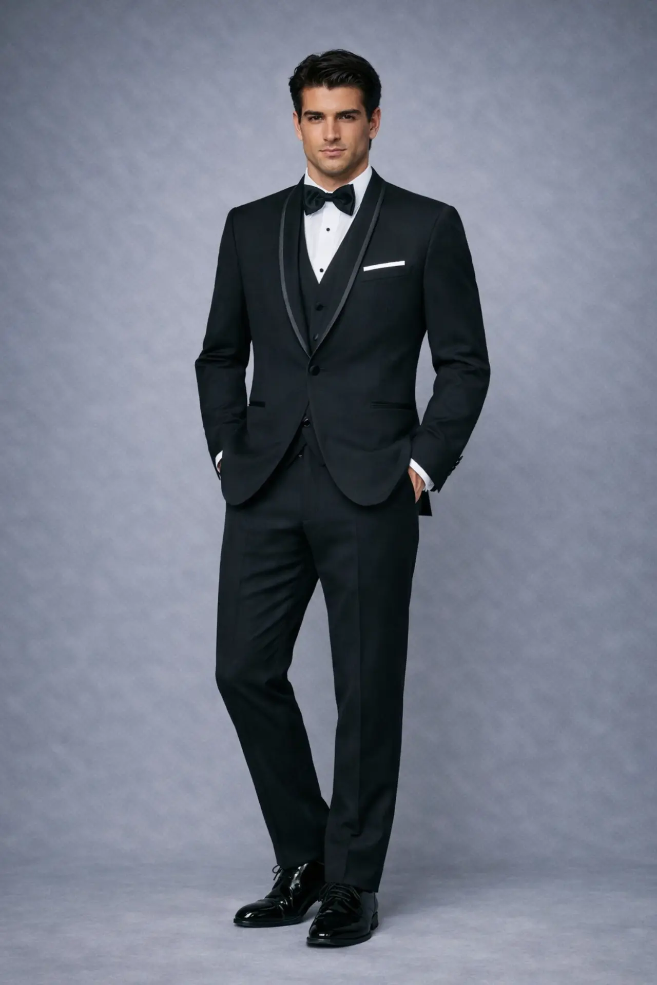 Esmoquin negro de cuerpo completo con solapa shawl, corte slim fit, corbatín negro y pañuelo blanco, fondo blanco — renta en Masculino.do