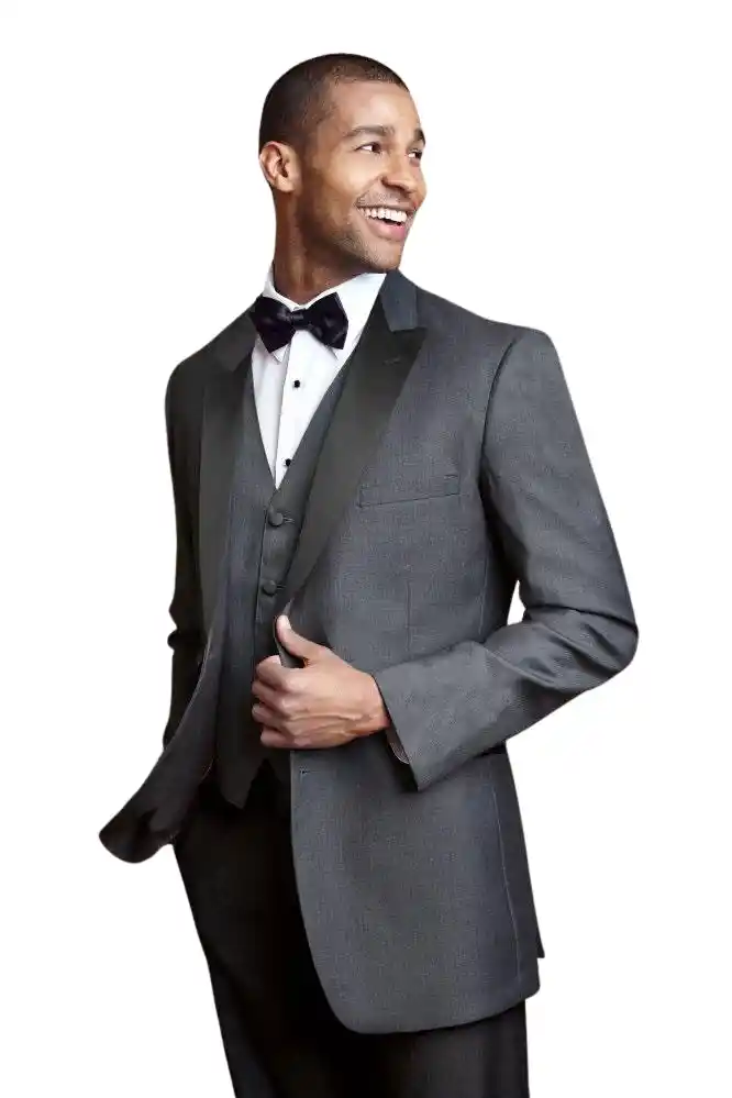 Esmoquin gris de tres piezas con chaleco, solapa peak en satín negro, camisa blanca y corbatín, fondo blanco — alquiler en Masculino.do