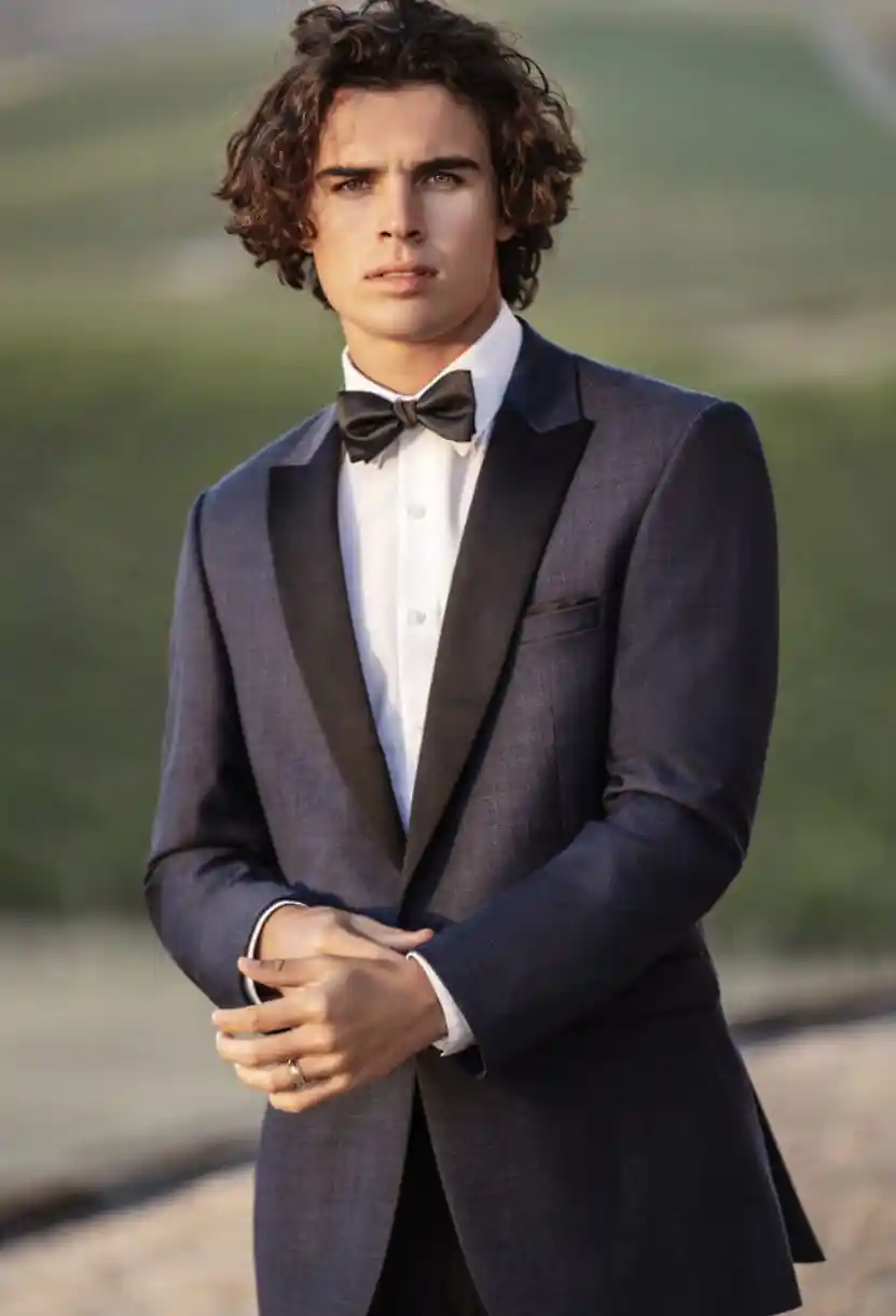 Esmoquin gris oscuro de cuerpo completo con solapa peak en satín negro, pantalón negro y zapatos de vestir en paisaje de campo — Masculino.do