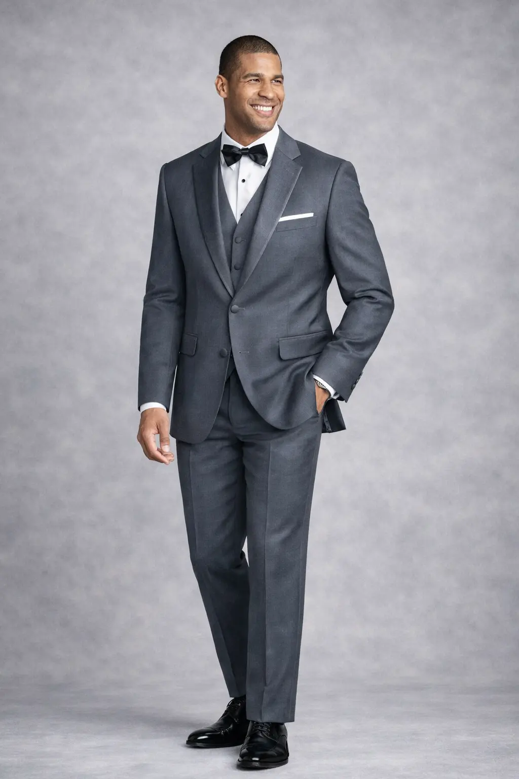 Traje gris plomo tres piezas con solapa notch en satín, chaleco a juego, corbatín negro y pañuelo blanco, cuerpo completo — Masculino.do